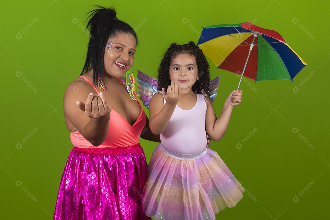 Lindas mulheres jovens mãe e filha usando fantasia de carnaval sobre fundo isolado