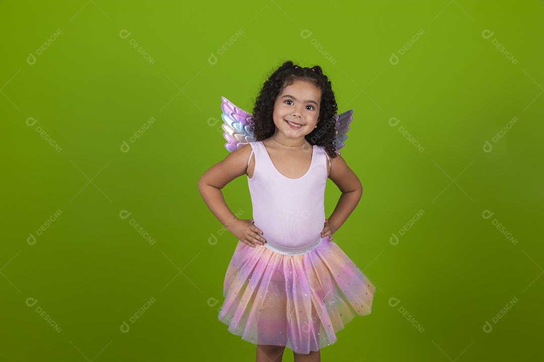 Linda menina feliz e sorridente usando fantasia de carnaval