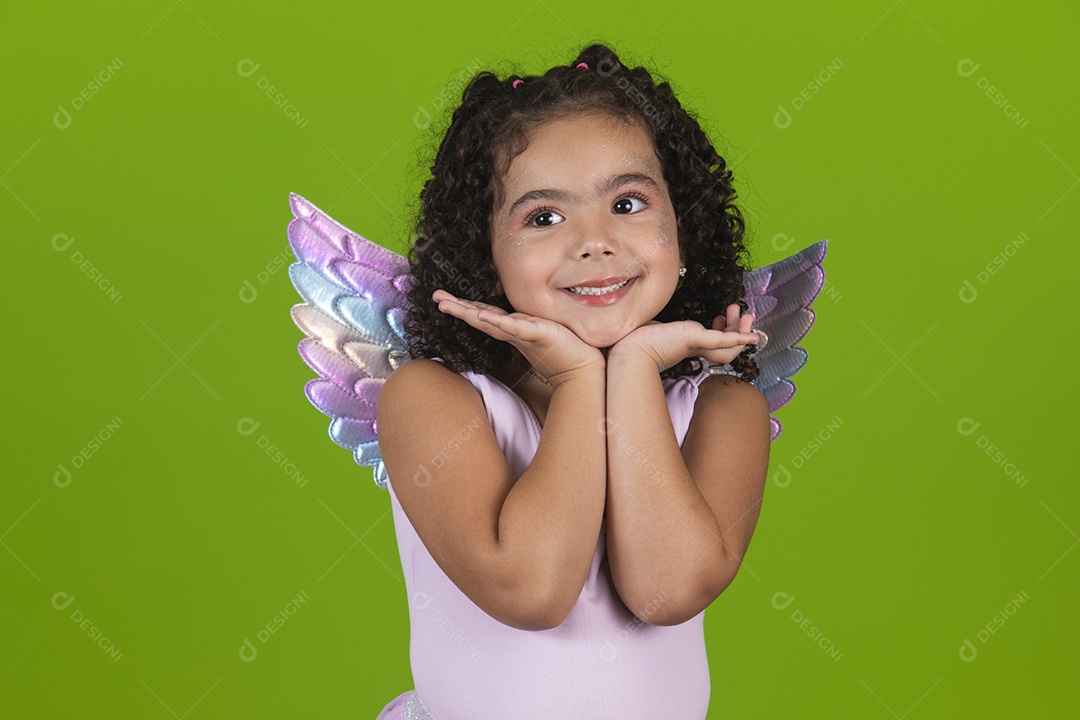Linda menina feliz e sorridente usando fantasia de carnaval