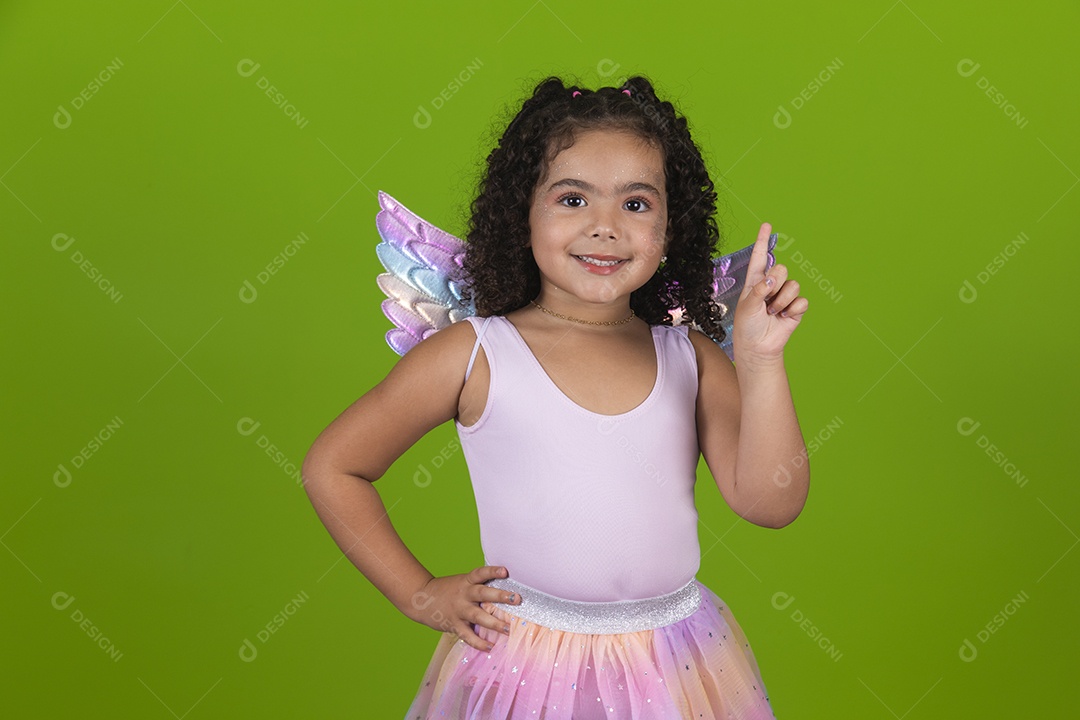 Linda menina feliz e sorridente usando fantasia de carnaval