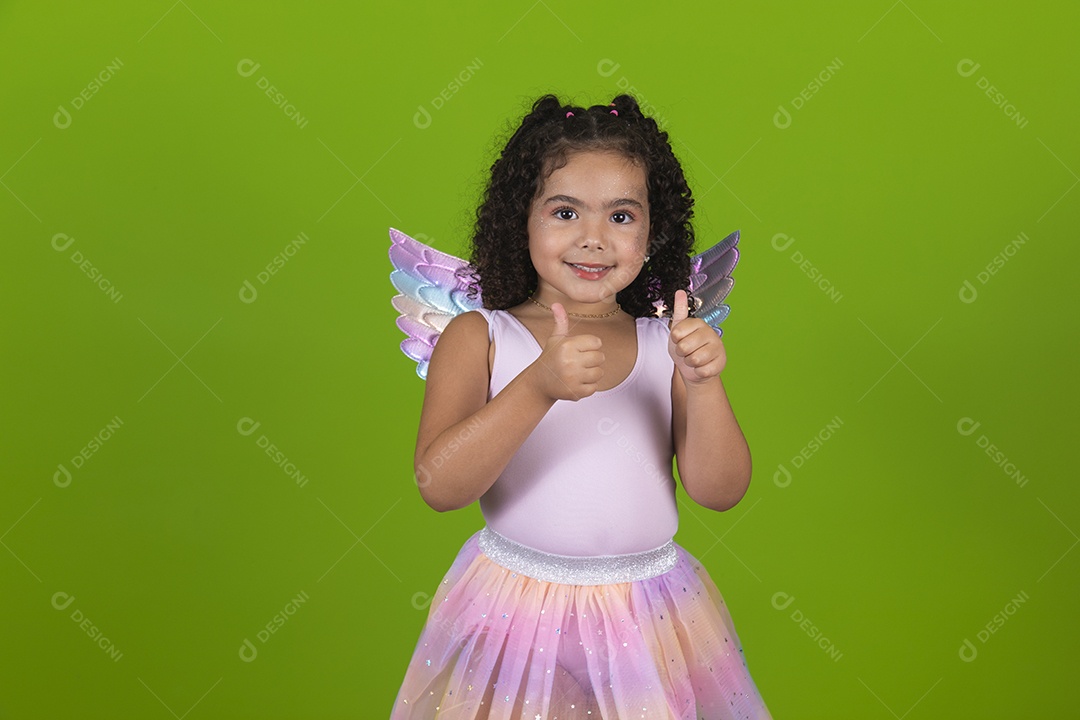 Linda menina feliz e sorridente usando fantasia de carnaval
