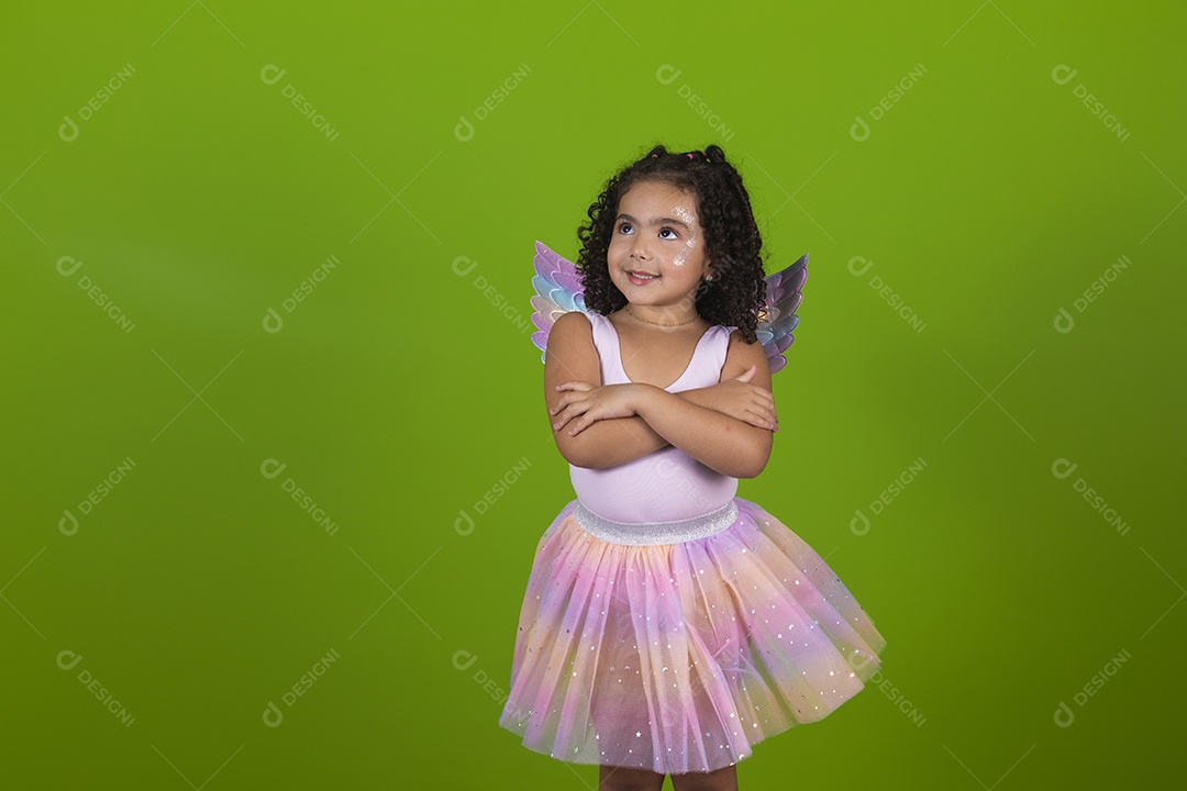 Linda menina feliz e sorridente usando fantasia de carnaval