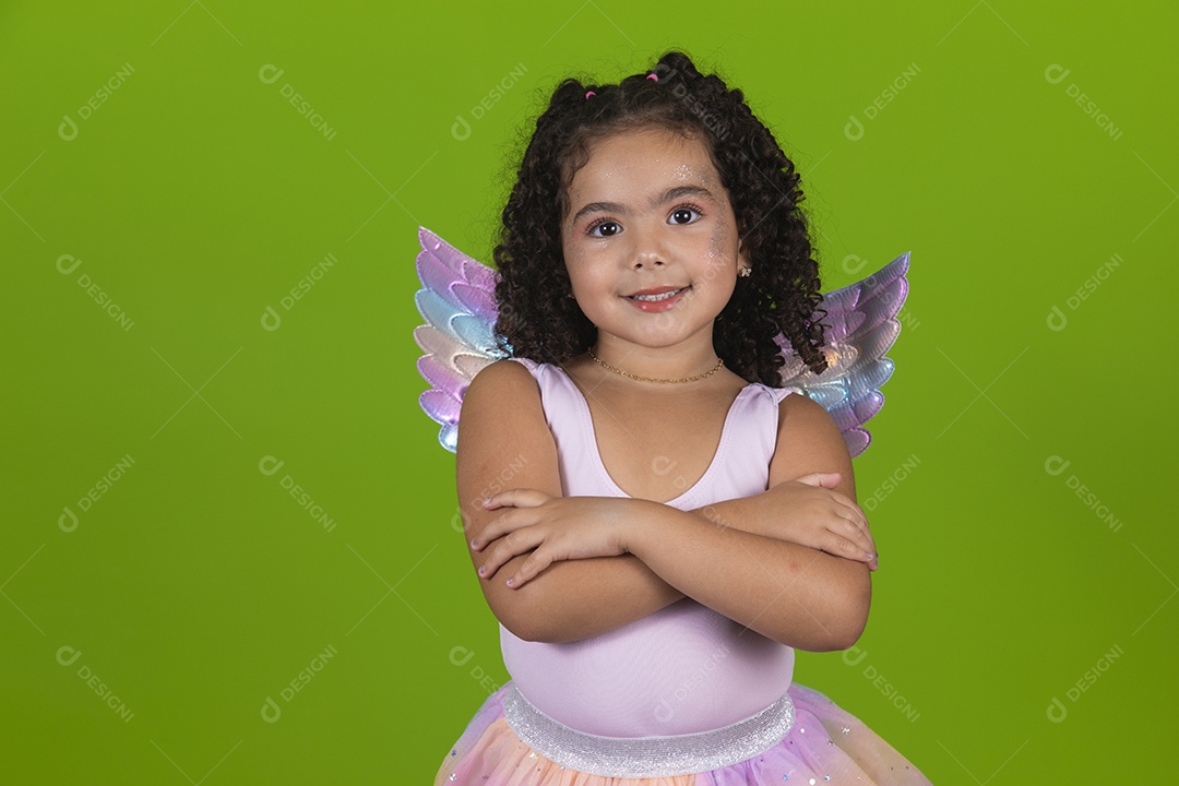 Linda menina feliz e sorridente usando fantasia de carnaval