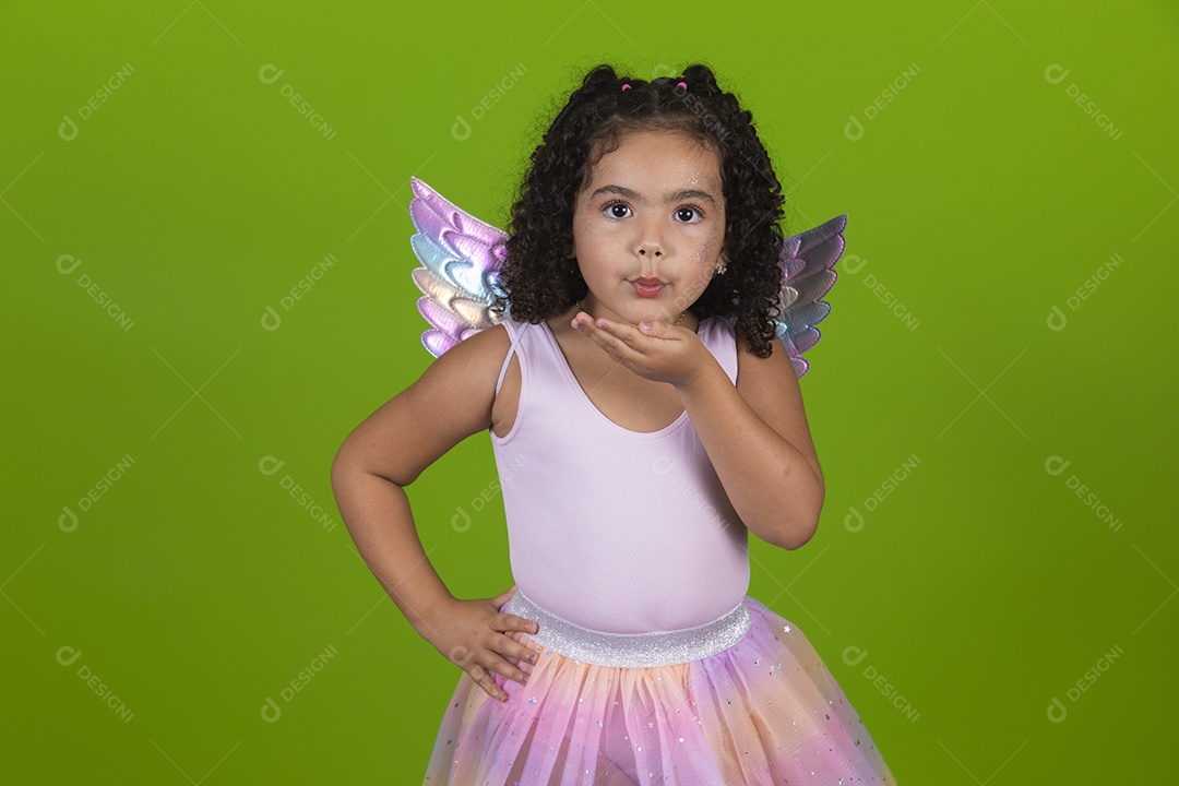Linda menina feliz e sorridente usando fantasia de carnaval