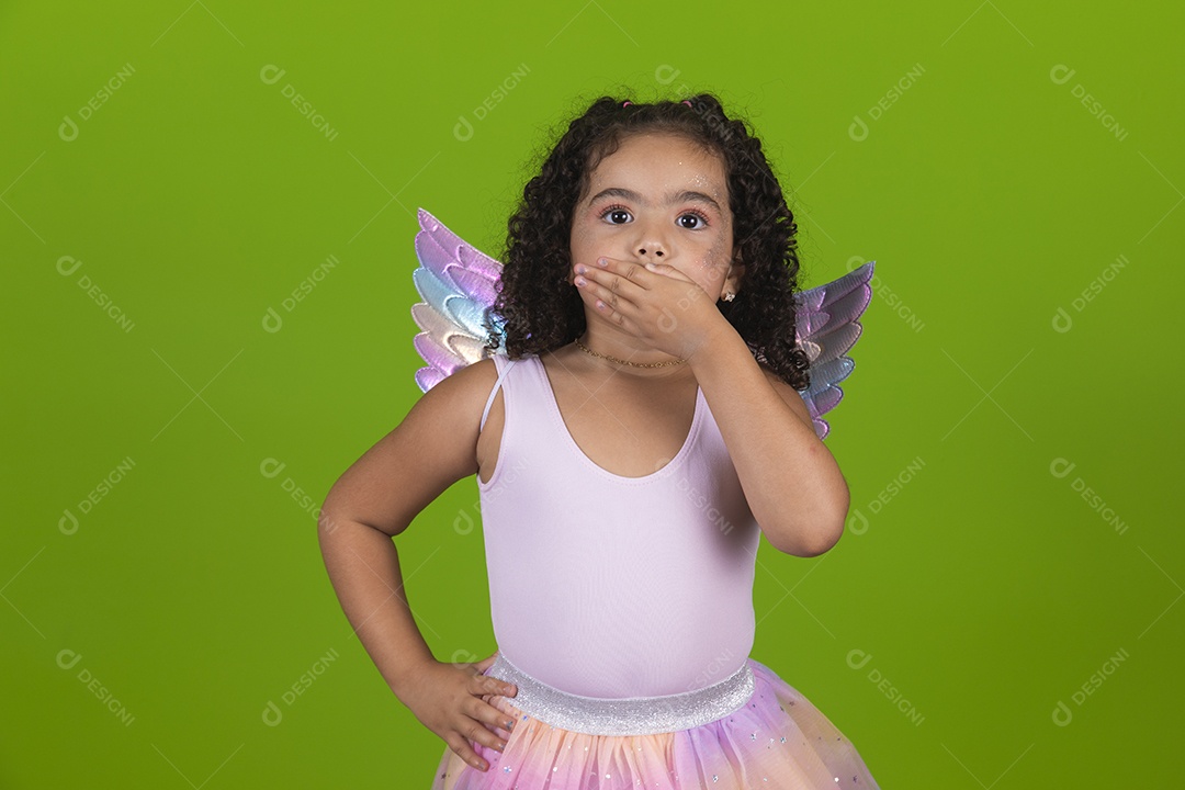 Linda menina feliz e sorridente usando fantasia de carnaval