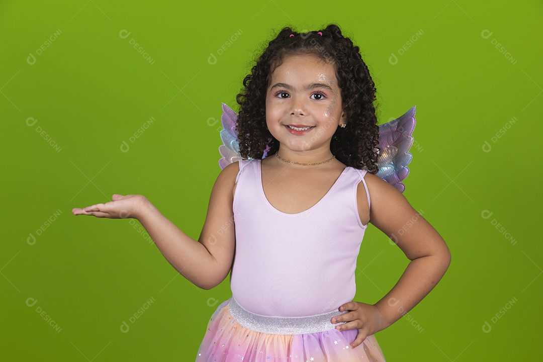 Linda menina feliz e sorridente usando fantasia de carnaval