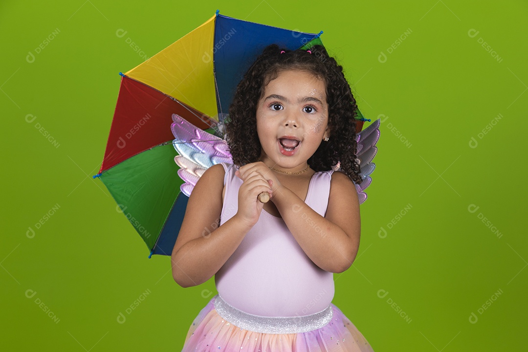 Linda menina feliz e sorridente usando fantasia de carnaval