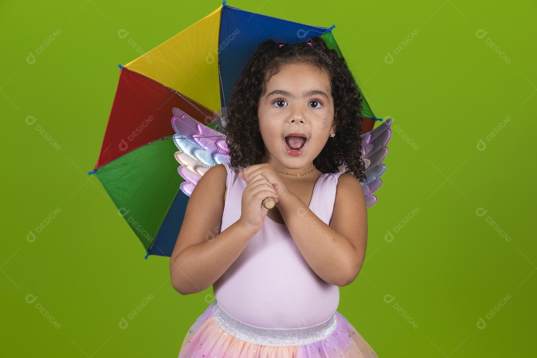 Linda menina feliz e sorridente usando fantasia de carnaval