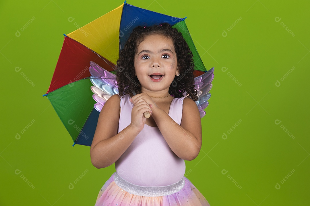 Linda menina feliz e sorridente usando fantasia de carnaval