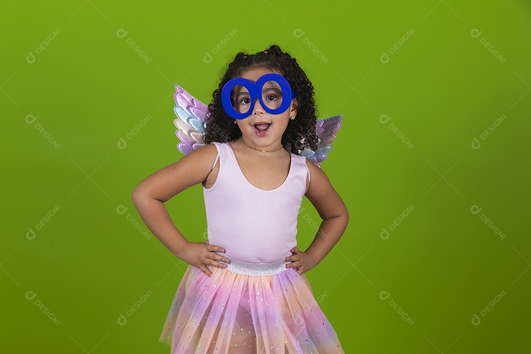 Linda menina feliz e sorridente usando fantasia de carnaval