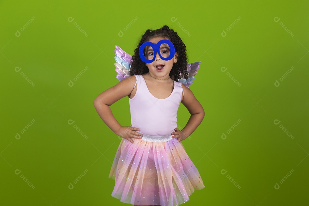 Linda menina feliz e sorridente usando fantasia de carnaval