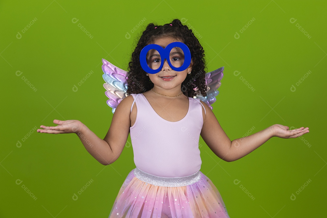 Linda menina feliz e sorridente usando fantasia de carnaval