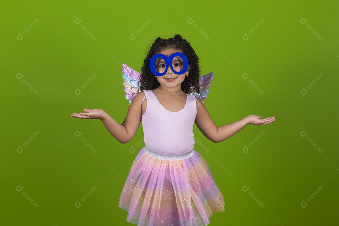 Linda menina feliz e sorridente usando fantasia