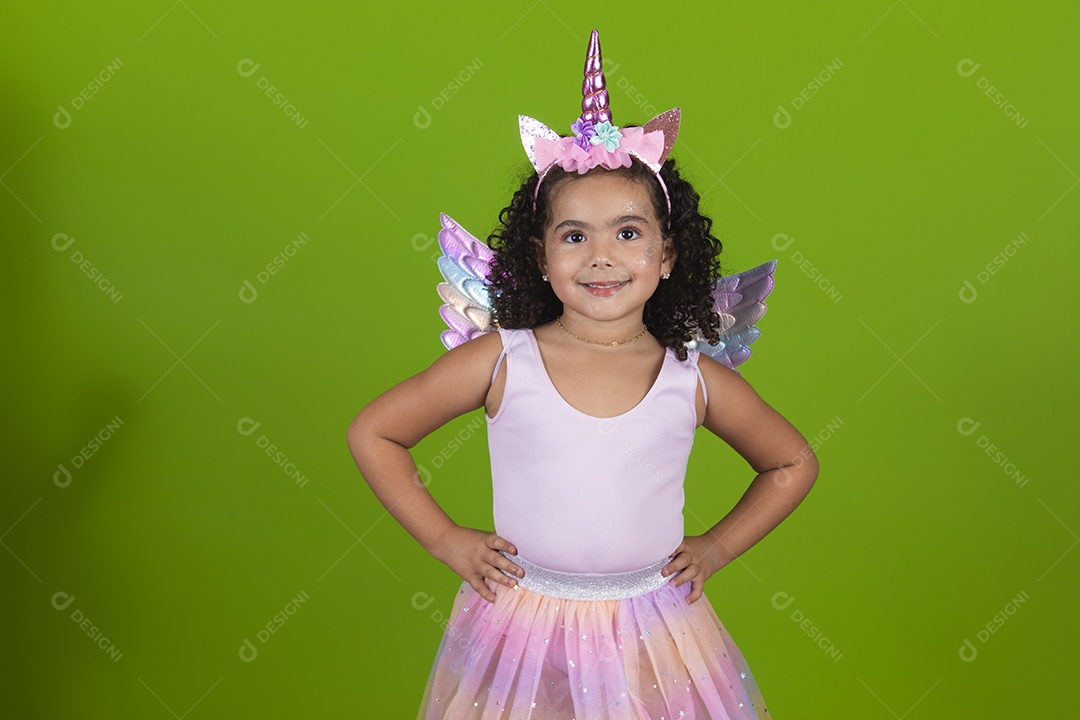 Linda menina feliz e sorridente usando fantasia