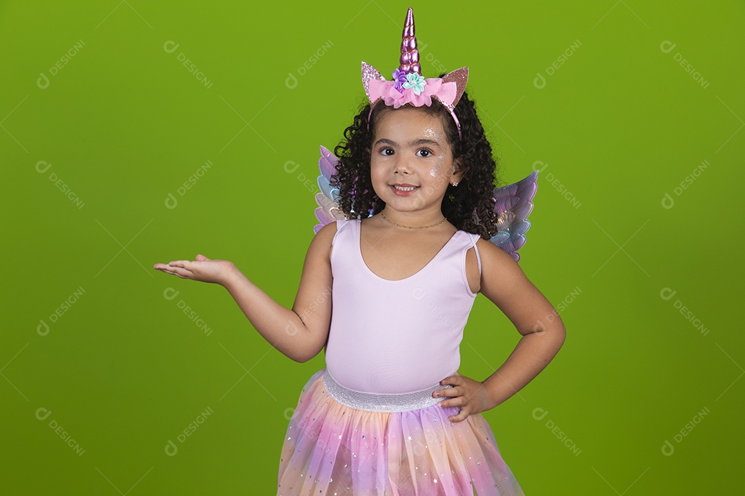 Linda menina feliz e sorridente usando fantasia