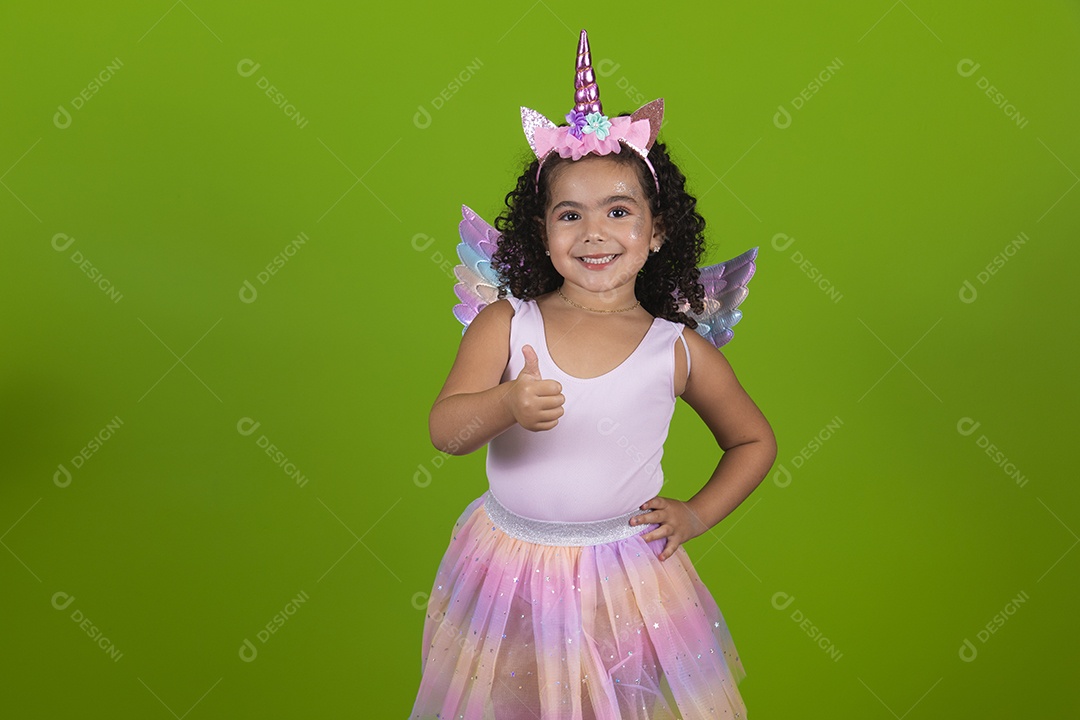 Linda menina feliz e sorridente usando fantasia