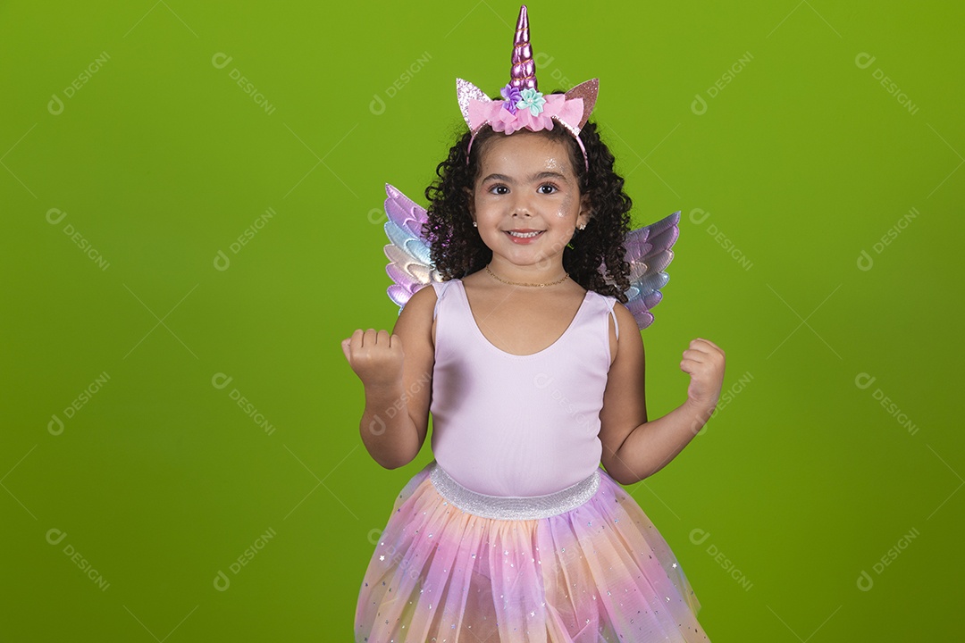 Linda menina feliz e sorridente usando fantasia