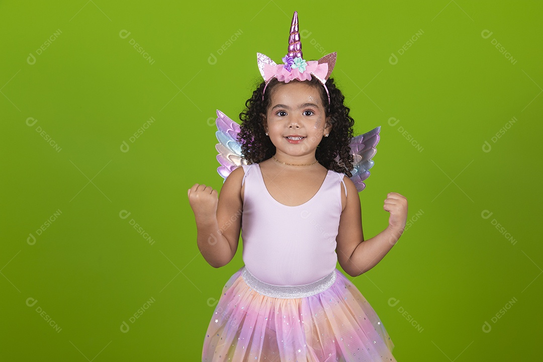 Linda menina feliz e sorridente usando fantasia