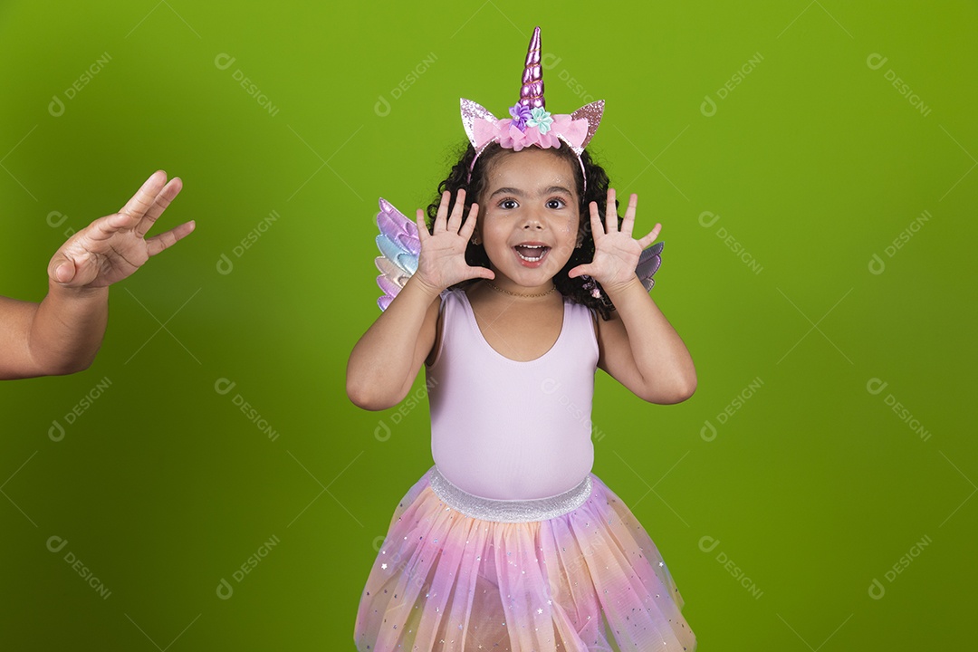 Linda menina feliz e sorridente usando fantasia