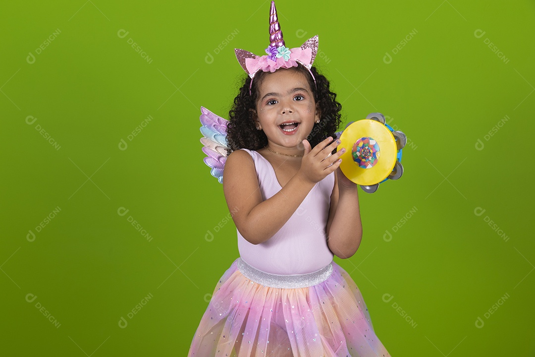 Linda menina feliz e sorridente usando fantasia