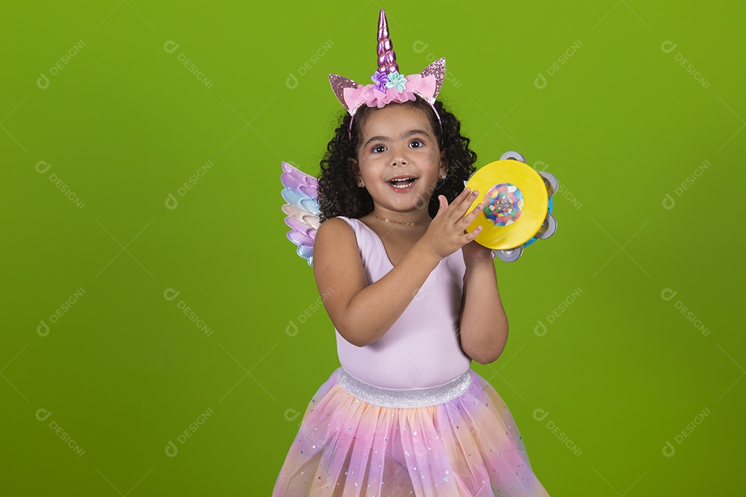 Linda menina feliz e sorridente usando fantasia