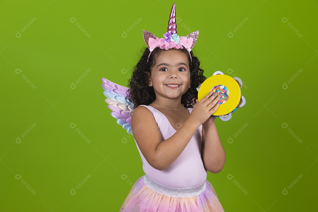 Linda menina feliz e sorridente usando fantasia