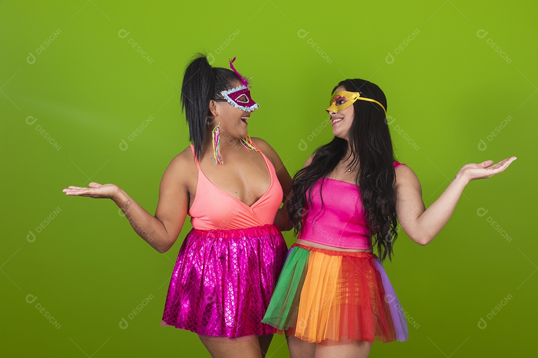 Lindas mulheres jovens usando fantasia de carnaval sobre fundo isolado