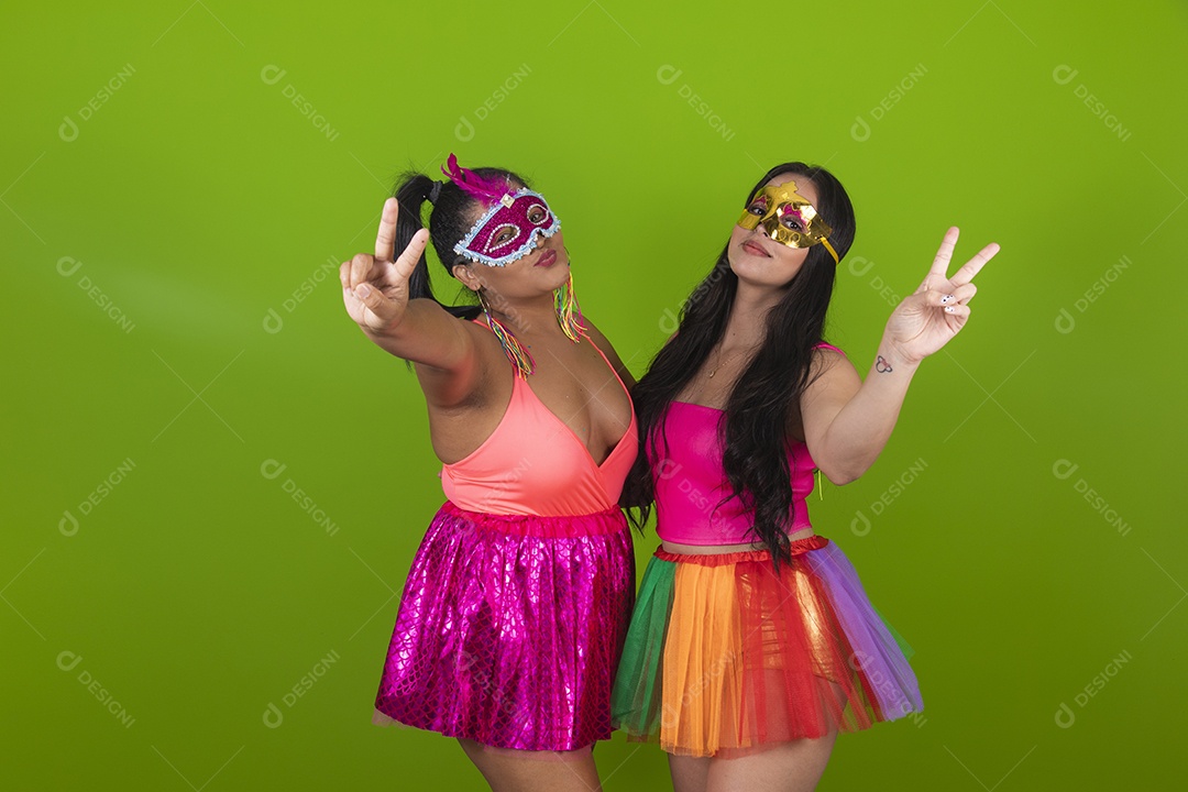 Lindas mulheres jovens usando fantasia de carnaval sobre fundo isolado