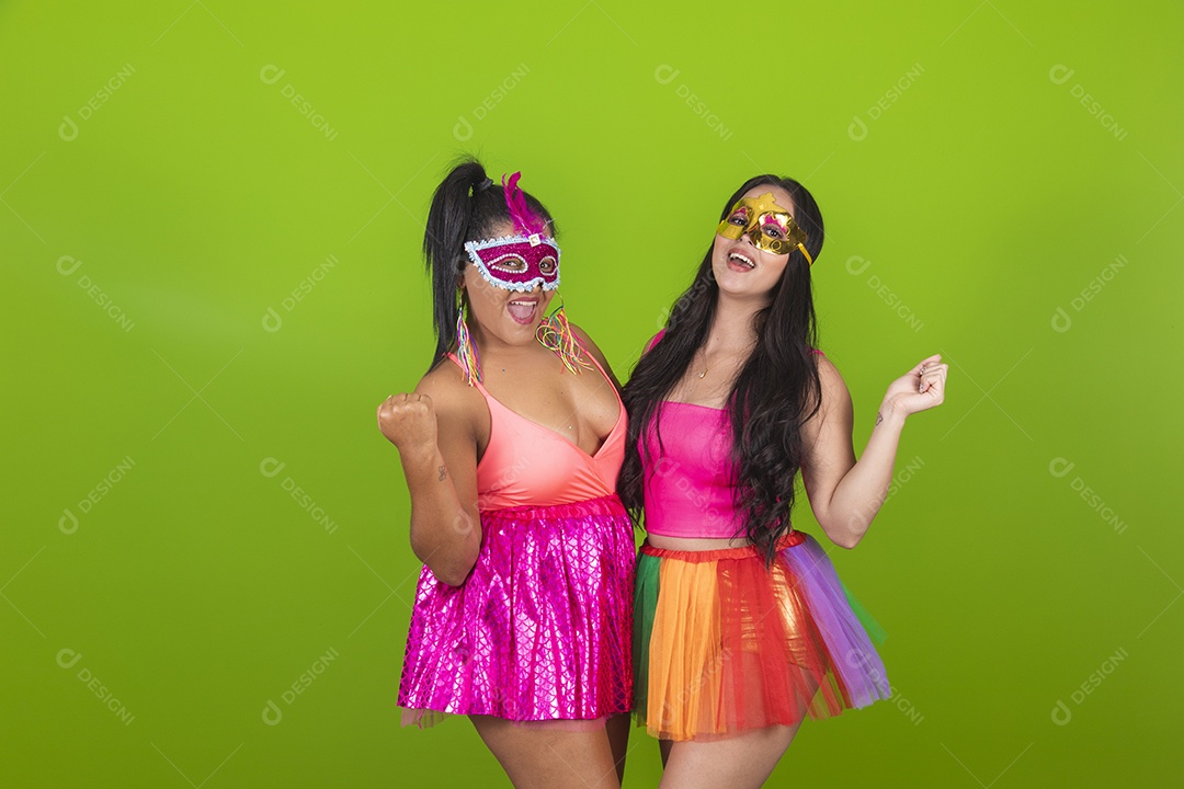 Lindas mulheres jovens usando fantasia de carnaval sobre fundo isolado