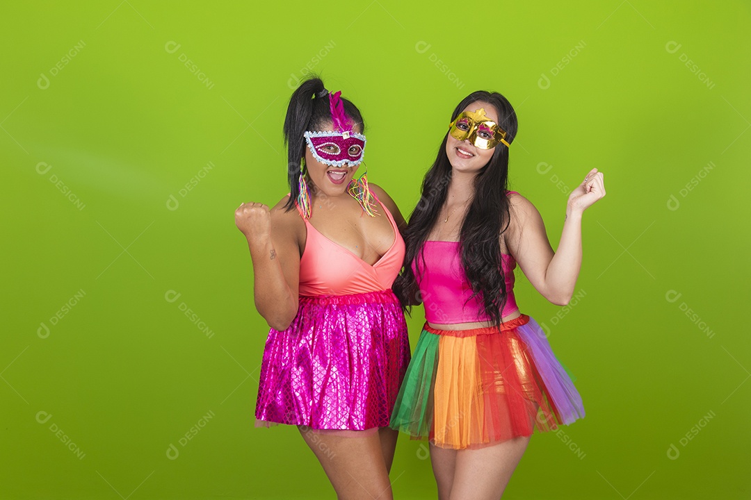 Lindas mulheres jovens usando fantasia de carnaval sobre fundo isolado