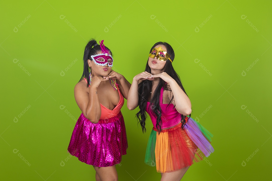Lindas mulheres jovens usando fantasia de carnaval sobre fundo isolado
