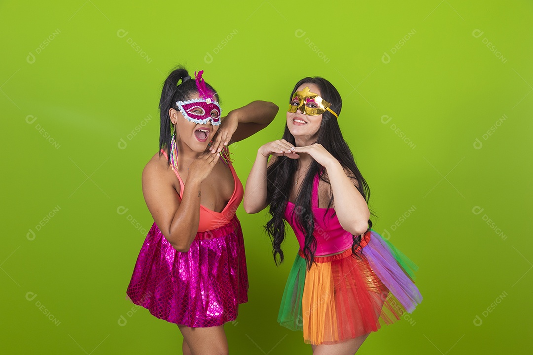 Lindas mulheres jovens usando fantasia de carnaval sobre fundo isolado