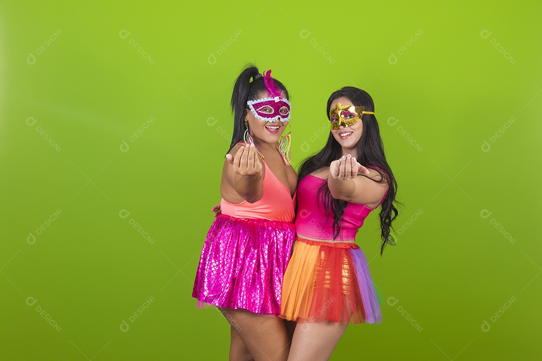 Lindas mulheres jovens usando fantasia de carnaval sobre fundo isolado