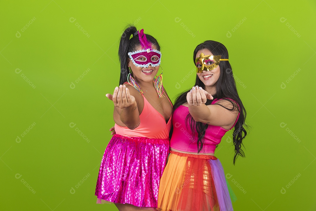 Lindas mulheres jovens usando fantasia de carnaval sobre fundo isolado
