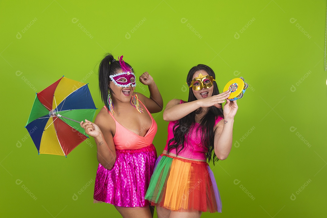 Lindas mulheres jovens usando fantasia de carnaval sobre fundo isolado