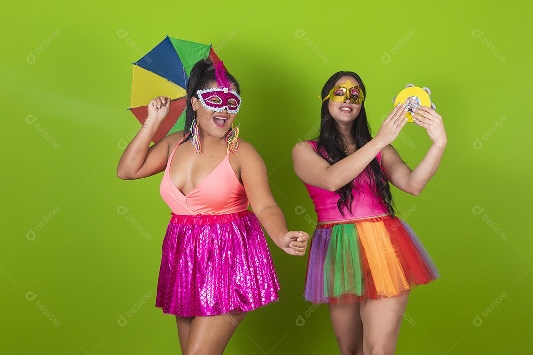 Lindas mulheres jovens usando fantasia de carnaval sobre fundo isolado