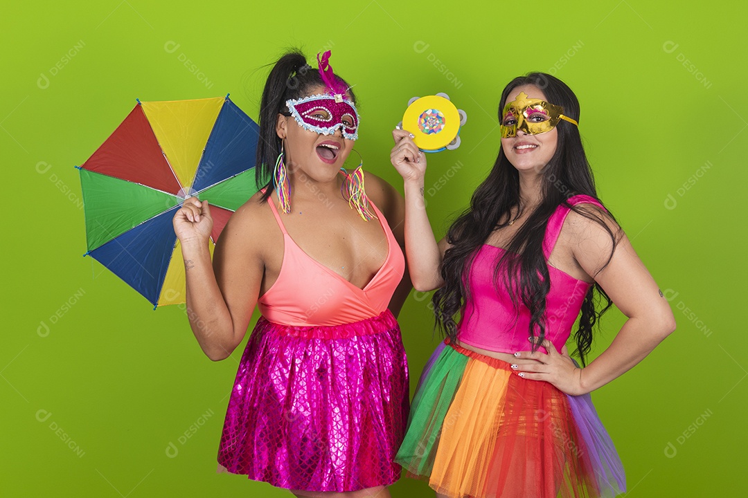 Lindas mulheres jovens usando fantasia de carnaval sobre fundo isolado