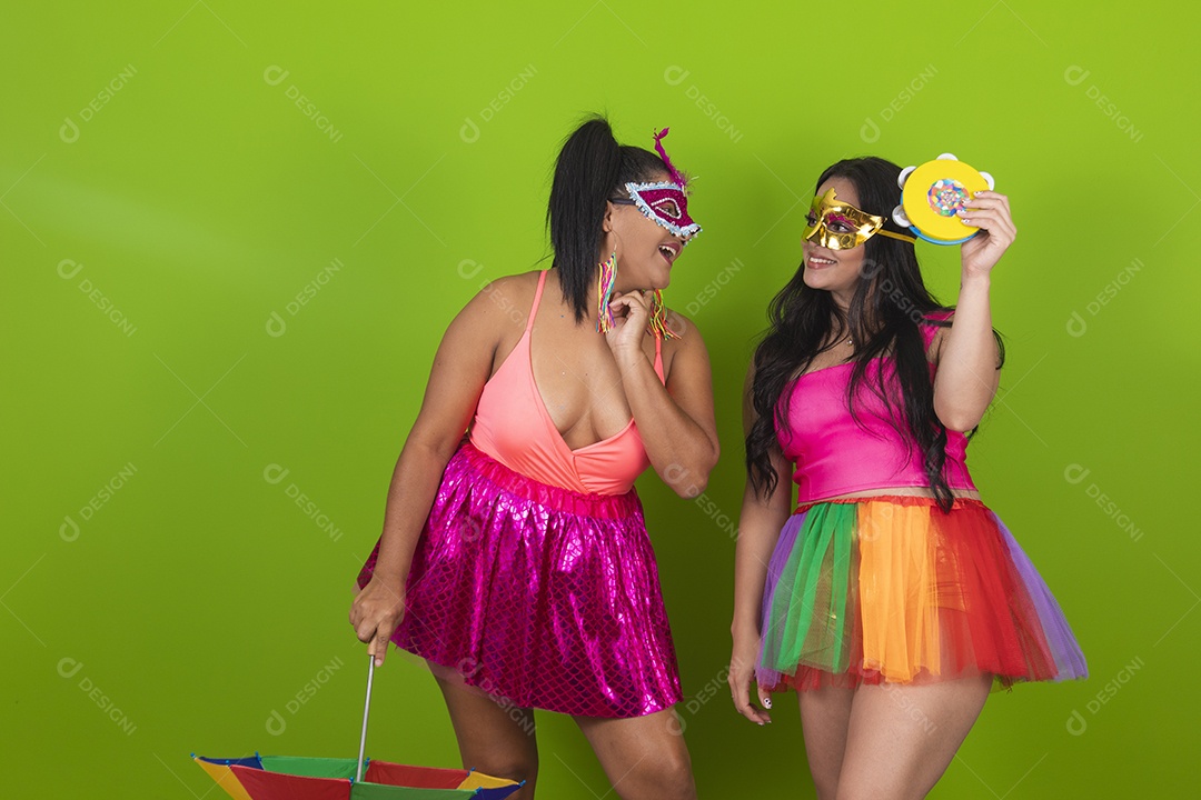 Lindas mulheres jovens usando fantasia de carnaval sobre fundo isolado