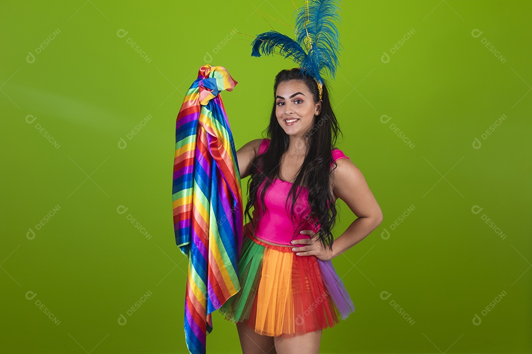 Linda mulher jovem segurando bandeira LGBTQI+ usando fantasia de carnaval sobre fundo isolado