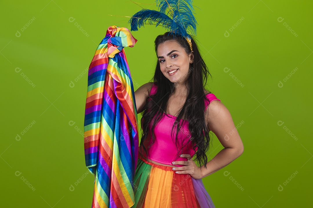 Linda mulher jovem segurando bandeira LGBTQI+ usando fantasia de carnaval sobre fundo isolado