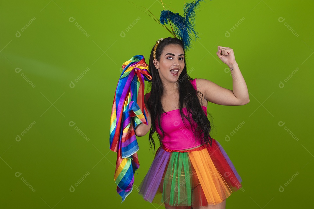 Linda mulher jovem segurando bandeira LGBTQI+ usando fantasia de carnaval sobre fundo isolado