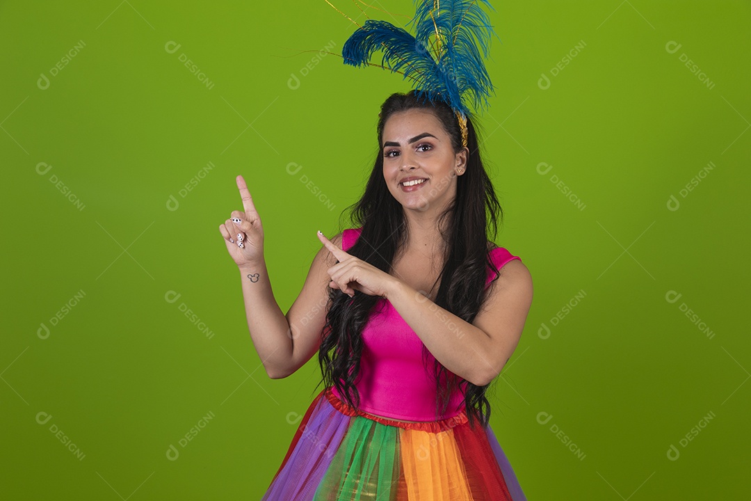 Lindas mulheres jovens mãe e filha usando fantasia de carnaval sobre fundo isolado
