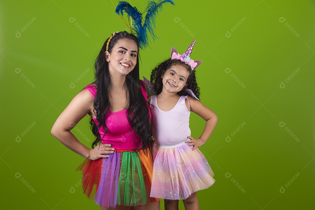 Lindas mulheres jovens mãe e filha usando fantasia de carnaval sobre fundo isolado