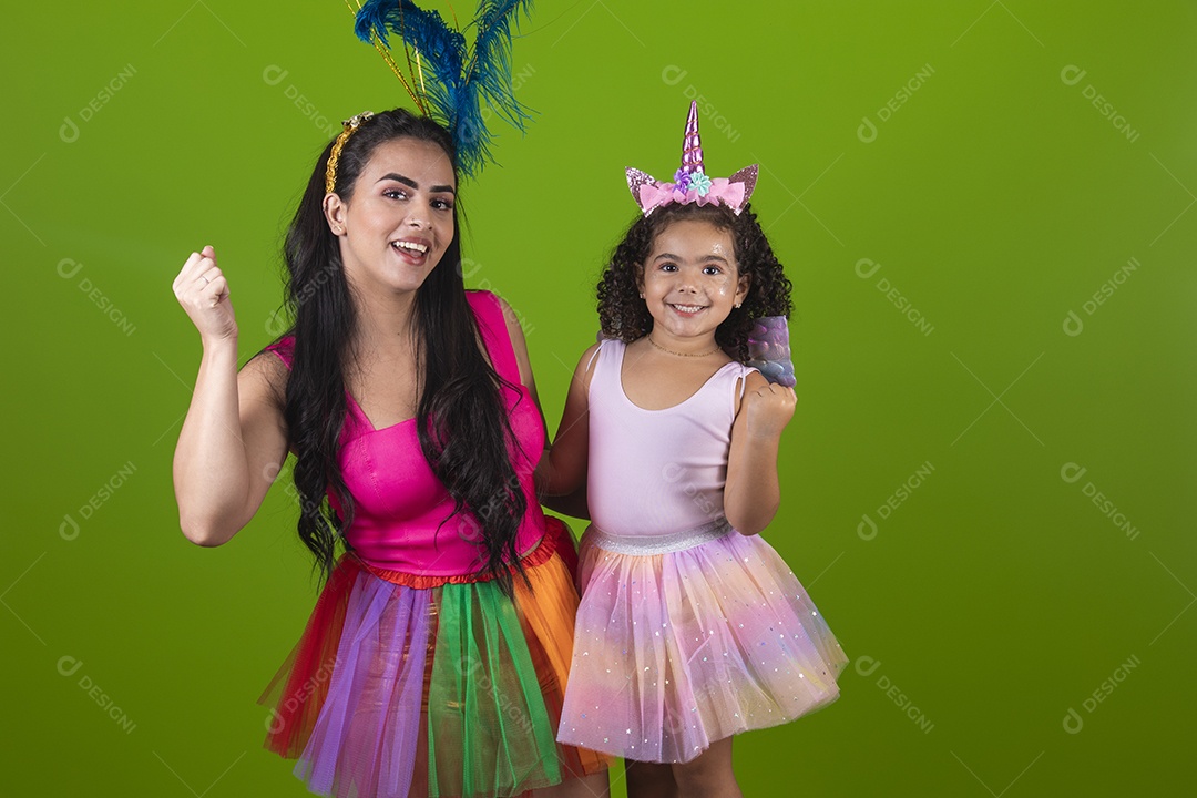 Lindas mulheres jovens mãe e filha usando fantasia de carnaval sobre fundo isolado