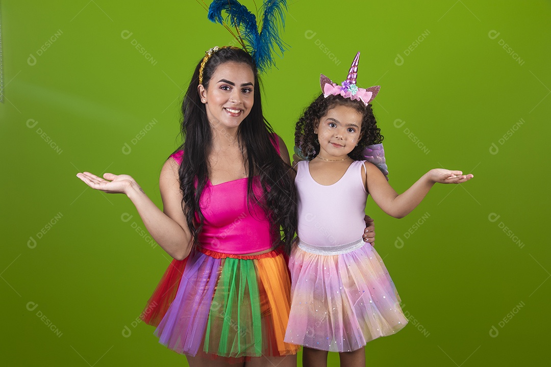 Lindas mulheres jovens mãe e filha usando fantasia de carnaval sobre fundo isolado