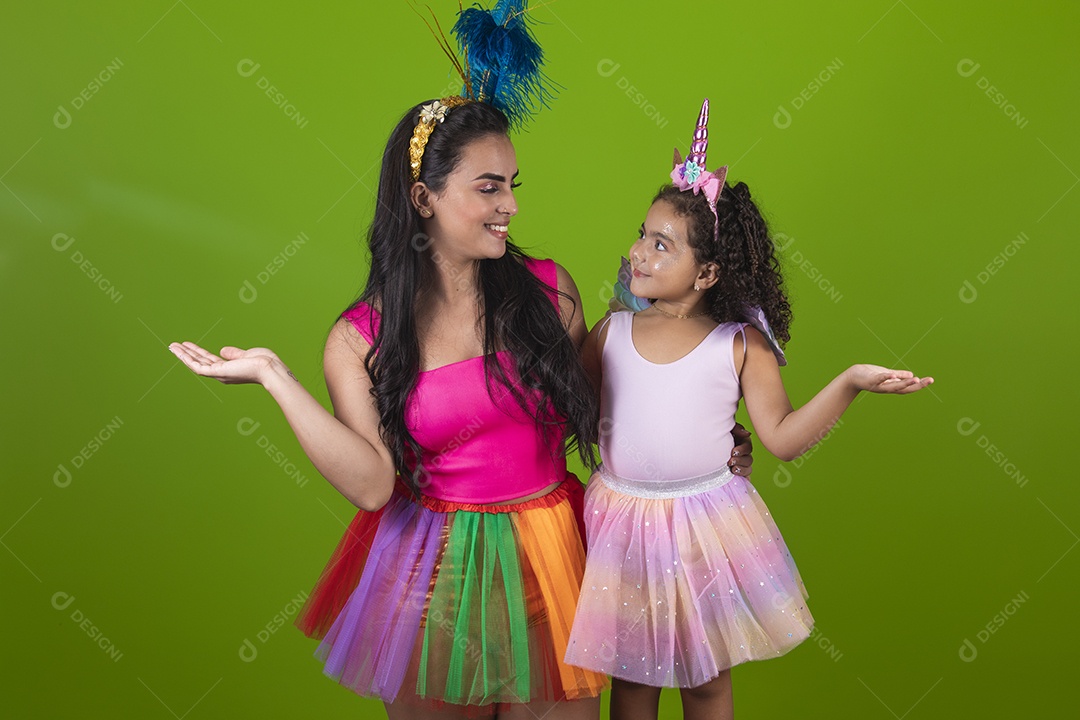 Lindas mulheres jovens mãe e filha usando fantasia de carnaval sobre fundo isolado