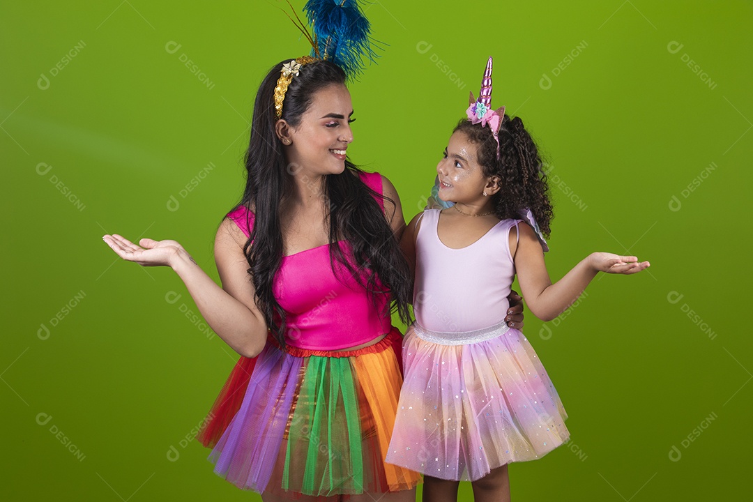 Lindas mulheres jovens mãe e filha usando fantasia de carnaval sobre fundo isolado