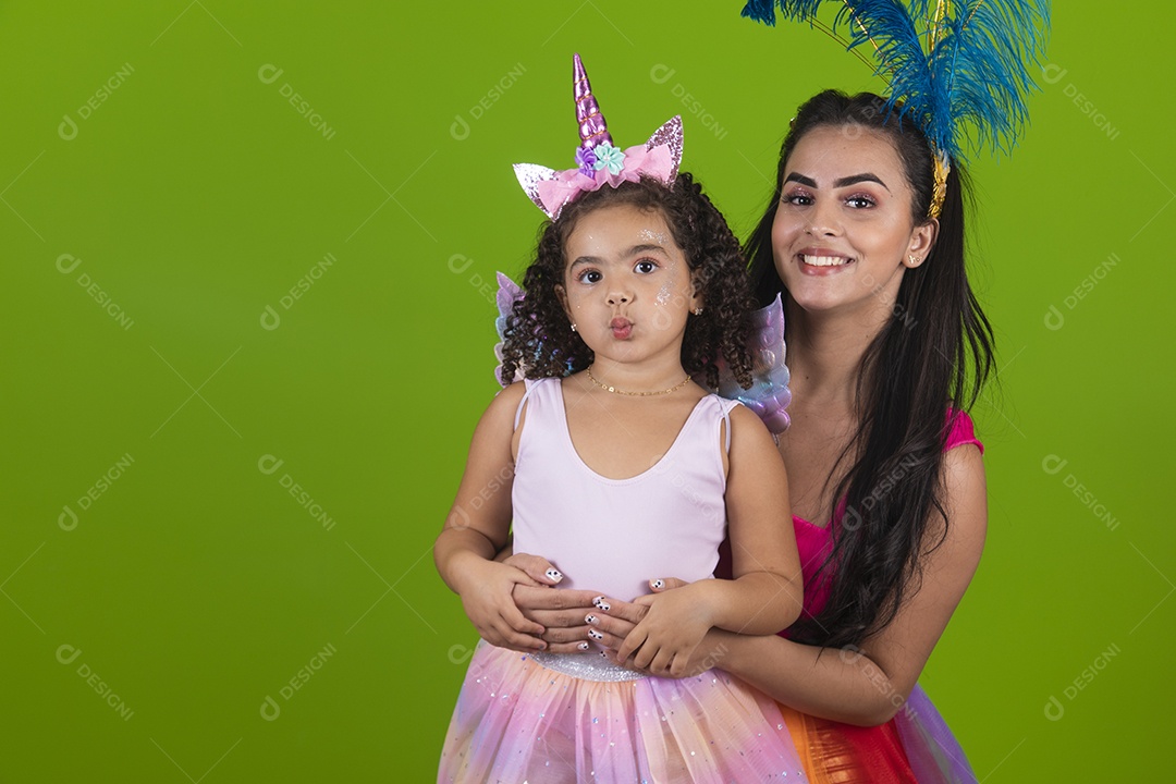 Lindas mulheres jovens mãe e filha usando fantasia de carnaval sobre fundo isolado
