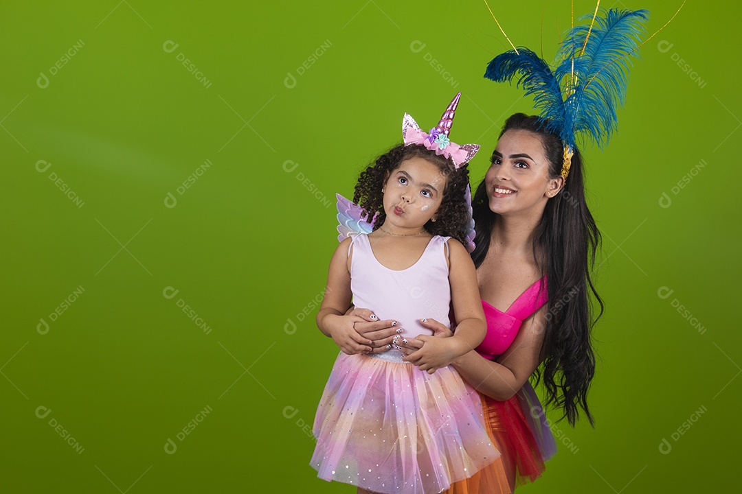 Lindas mulheres jovens mãe e filha usando fantasia de carnaval sobre fundo isolado