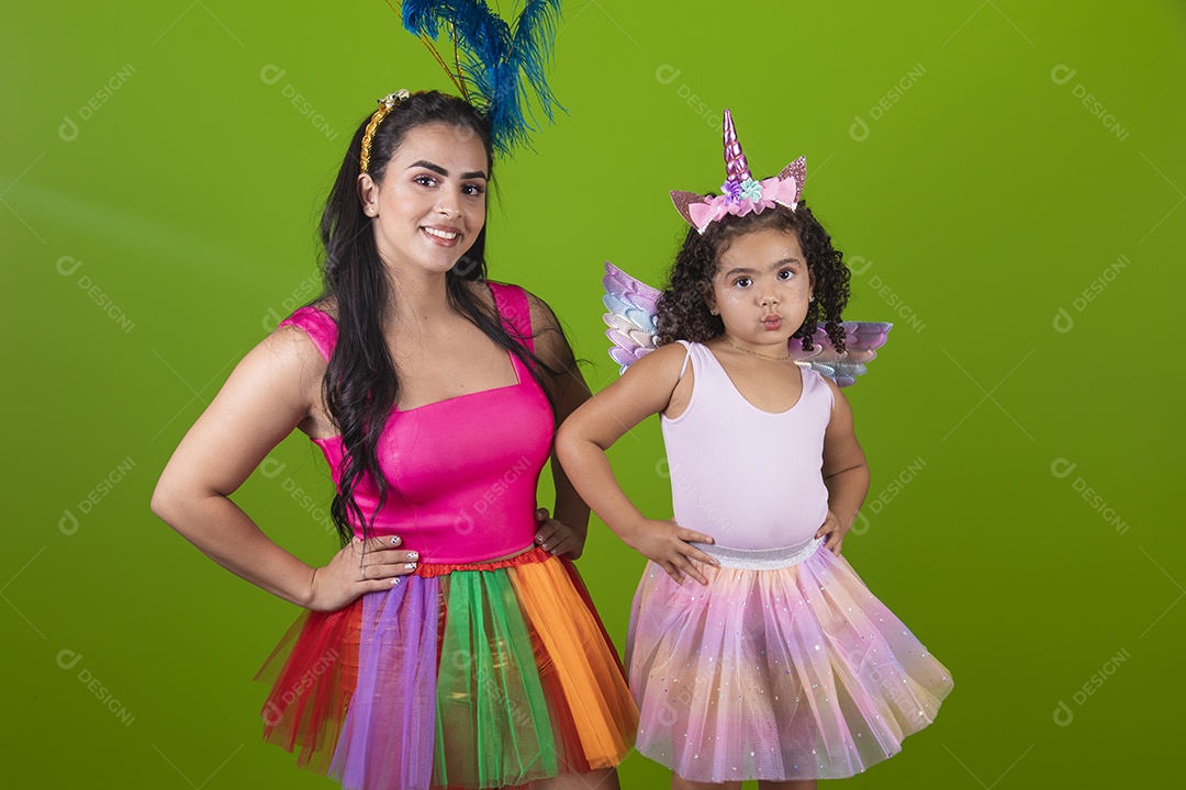 Lindas mulheres jovens mãe e filha usando fantasia de carnaval sobre fundo isolado